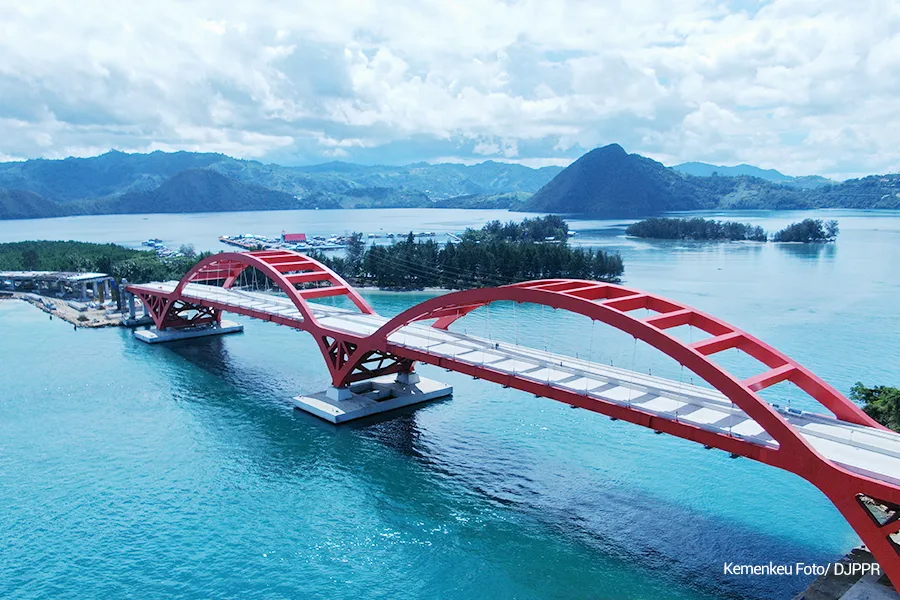 Lengkung merah Jembatan Youtefa melintasi teluk di Kota Jayapura, Papua